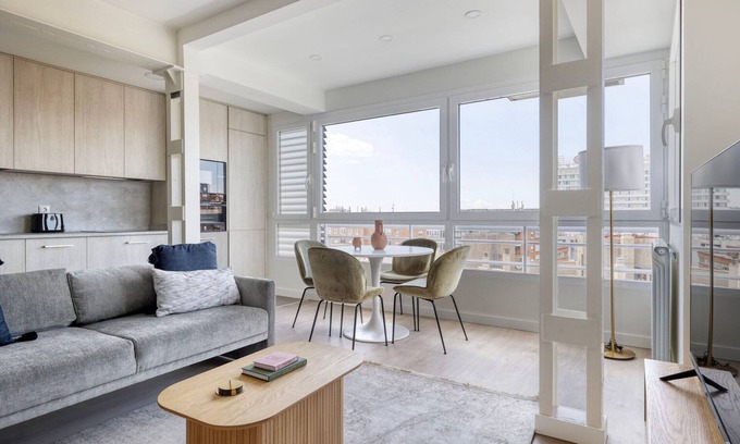 Hispanoamerica Appartement | Nice Bernabéu 2BR w/ Rooftop Pool & Doorman, by Blueground
