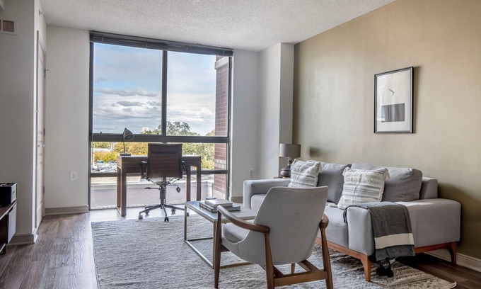 Bethesda Appartement | Nice Bethesda 1BR w/ Doorman, Pool & Gym, nr Metro, by Blueground