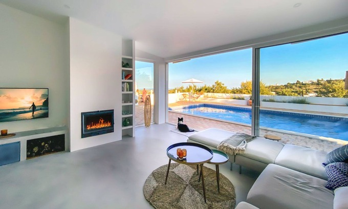 Telheiro Villa | Maison de campagne agréable avec de belles vues sur la mer.