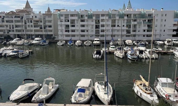 Almadraba-Canyelles Appartement | Bel appartement avec vue sur le canal et la piscine AV-69