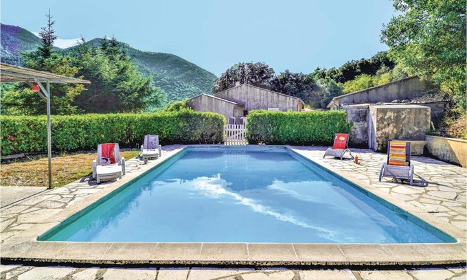 Saint-Leger-du-Ventoux Maison | Belle maison à Saint Léger du Ventoux avec 2 chambres et piscine extérieure