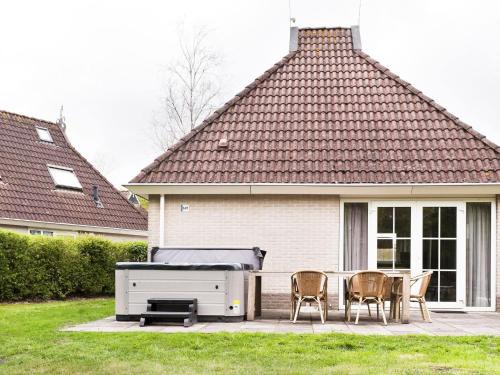 Eernewoude Maison | Nice home in Earnewâld with Whirlpool and sauna