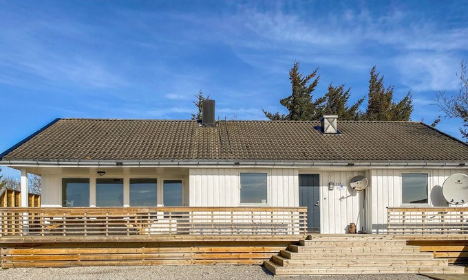 Bogoyvaer Maison | Nice home in Kverva with WiFi