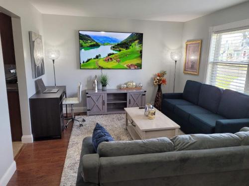 West Seneca Maison | Nice house with private parking, king bed fenced yard