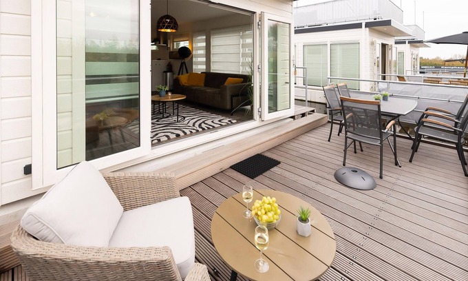 Municipality of Aalsmeer Location De Bateaux | Nice Ship/boat in Aalsmeer With 2 Bedrooms and Wifi