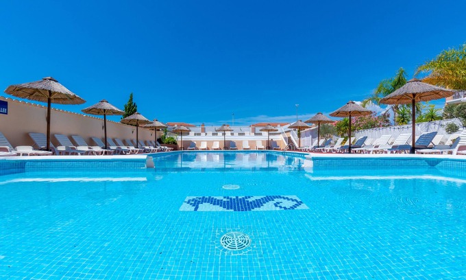 Les Bormettes Appartement | Beau T3 (2 chambres) 6 pers. à 250m de la MER avec PISCINE CHAUFFÉE & TENNIS (2)