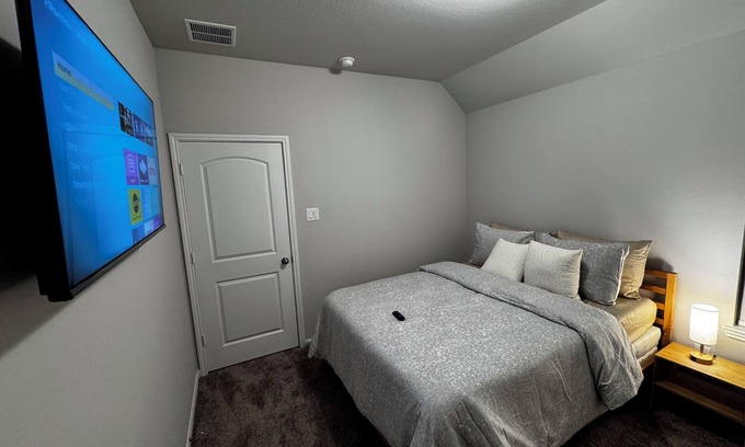 Cypress Maison | Nicely Cozy Room with Wi-Fi and AC in Cypress