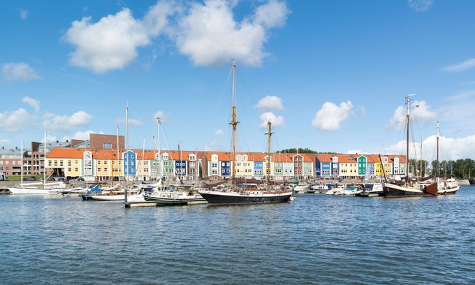 Municipality of Hellevoetsluis Appartement | Nicely furnished 4-pers. apartment with unique harbor view located at Cape Helius holiday park.