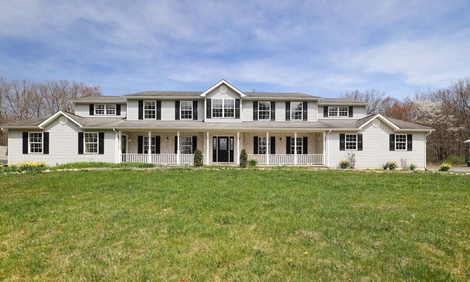 Kresgeville Maison | Nicole’s Place PA · Luxe Lrg Pocono House for 18 Hot Tub/Gameroom/Pool