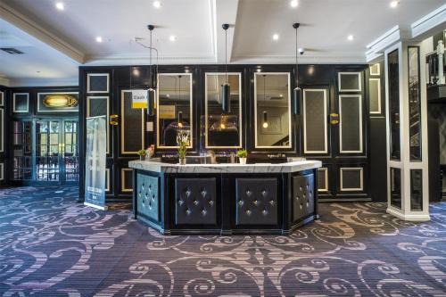 Airport West Hôtel | Nightcap at Skyways Hotel