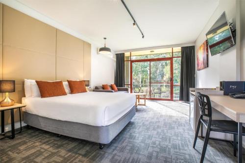 Mount Evelyn Hôtel | Nightcap at York on Lilydale