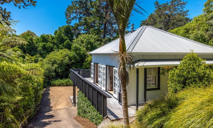Waiheke Island Maison | Nikau Grove - Onetangi Holiday Home