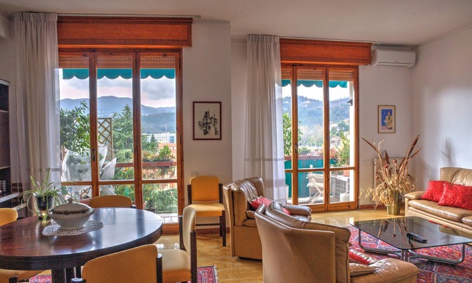 La Spezia Appartement | Nilde's House. 100 sqm elegant, Wifi and air conditioning, close to trains and buses.