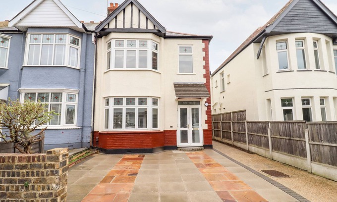 Southend-on-Sea Maison | NINETY EIGHT, family friendly, with a garden in Southend-On-Sea
