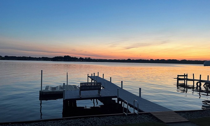 Fox Lake Maison | Nippersink Lakehouse - Private Pier, Jet Ski ramp and Pet Friendly!