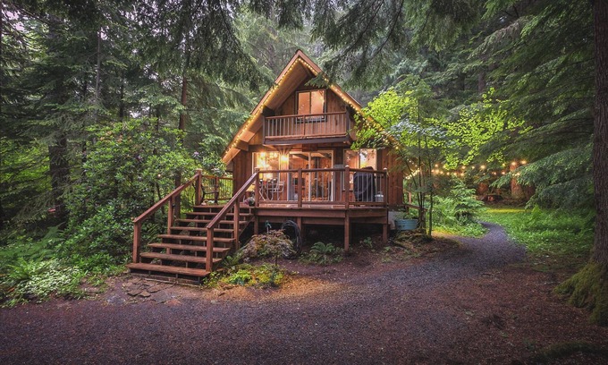 Paradise Estates Cabine | Nisqually Nest Mt Rainier hot tub and sauna