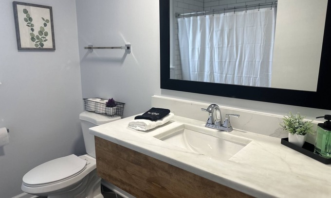 DeKalb Maison | NIU Coporate and Business Travel Long Term Stays Welcome! 4 BD 3 BA