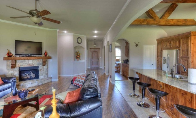 Broken Arrow Maison | Nivi's Niche - Relaxing Retreat for the Whole Family!