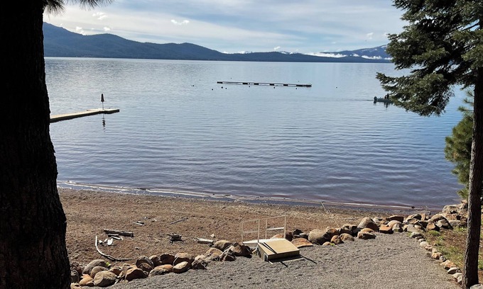 Lake Almanor Country Club Maison | LAKEFRONT OASIS with Private Dock and Buoy!
