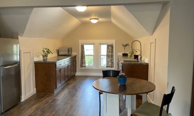 Forest Grove Lit Et Petit-Déjeuner | Private 1-bedroom apt in a remodeled historic home in Forest Grove, OR