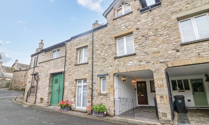 Kirkby Lonsdale Maison | NO. 2 THE MEWS, pet friendly in Kirkby Lonsdale