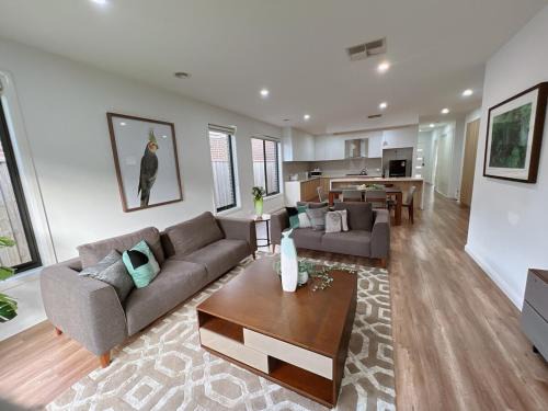 Wollert Maison | No 7 Wollert Big & Bright modern 4BR House