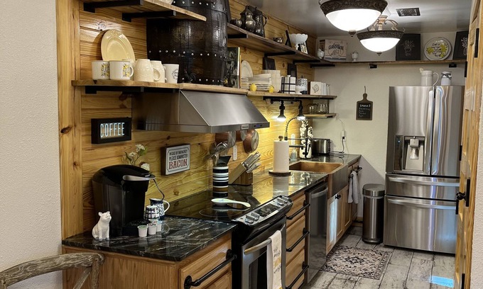 Huntsville Appartement | No chores! / 8 guests /⬇️stairs /🦮🐈/WI-FI/ Jacuzzi/ easy access