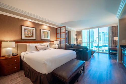 Las Vegas Maison | No Resort Fee Strip View Suite + Free Valet+ Pool
