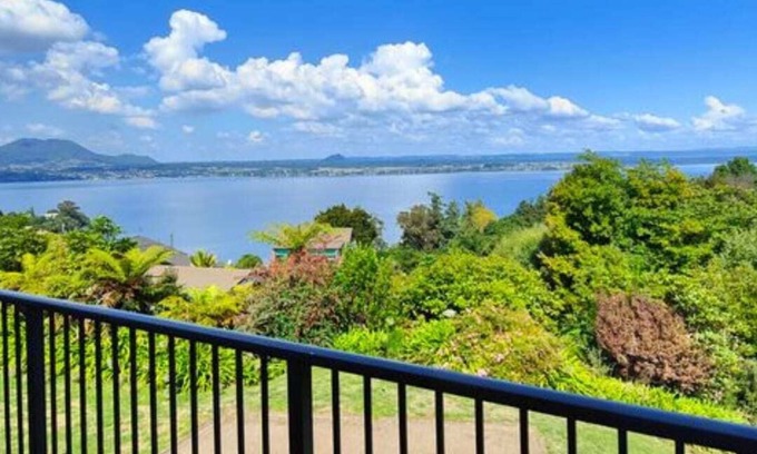 Acacia Bay Maison | *No Service Fee* Cozy Cabin - Panoramic Lake Views
