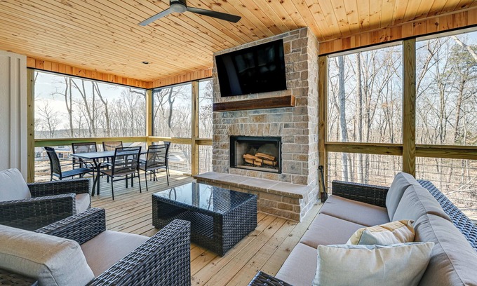 Clarkson Maison | Nolin Lake Views: Spacious Home in Clarkson!