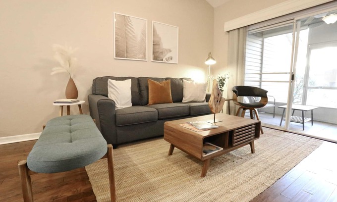 Gainesville Appartement | Nomad Retreat 🧿 King Bed Boutique Condo w Garage