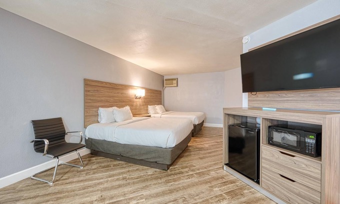 San Luis Obispo Maison | Non-Smoking 3 Queen Beds Suite