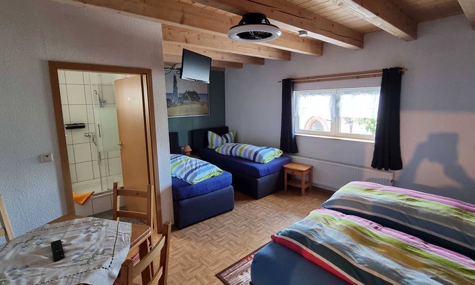 Rust Appartement | Chambre à quatre lits non-fumeur avec douche et toilette - Gästehaus Gravell