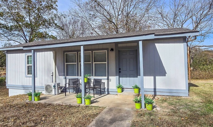 Checotah Maison | Nonie's Cozy Cottage I Home in Heart of Checotah