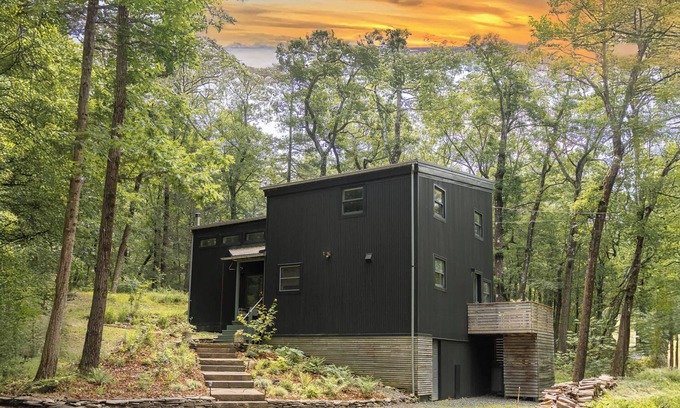 Chatham Maison | Nordic Cabin: Light-Filled + Spacious w/Firepit