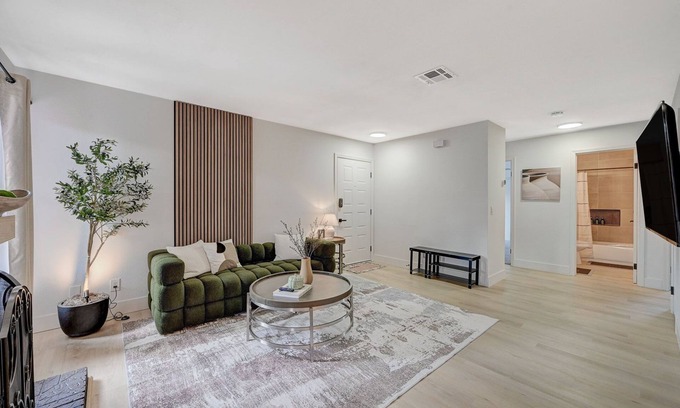 Spring Valley Copropriété | Nordic Grace FULLY Renovated 2 BD 2 BTH condo NEAR LV Strip - Free parking
