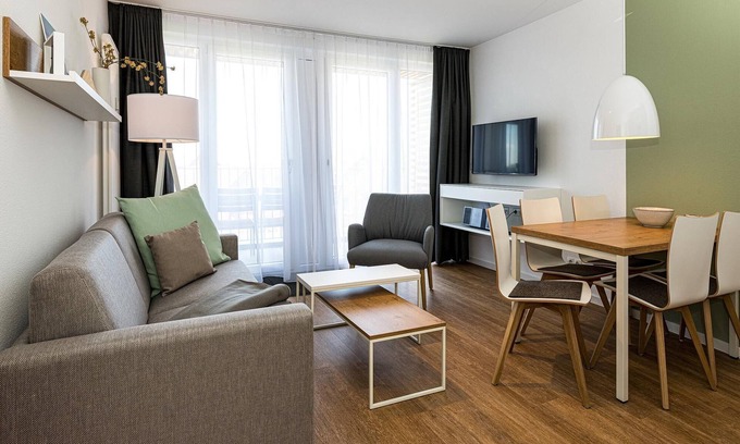 Bensersiel Appartement | Nordseenahes Ferienapartment mit Balkonen, Parkplatz, Schwimmbad- & Saunanutzung
