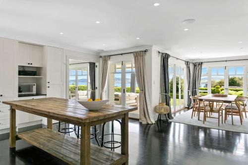 Waipahihi Maison | Norfolk House, Luxury Villa With Spa and Lake Views