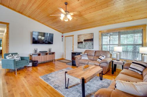 Elizabeth Maison | Norfork Lake Access Cabin with Deck and Water View!