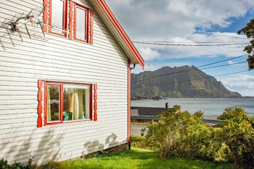 Vestvagøy Maison | Norheim, Nordlandshus i fredelig vik