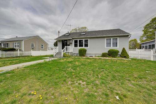 North Babylon Maison | North Babylon Home, Near Belmont Lake State Park!