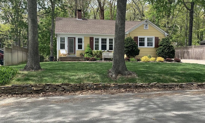 Cutchogue Maison | North Fork Beach House - short walk to Peconic Bay and beach