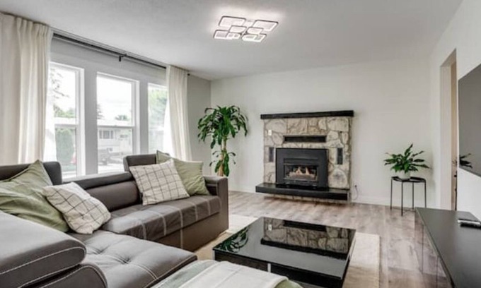 East Hill Maison | North Okanagan Jewel with hot tub