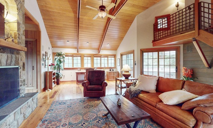 North Potomac Appartement | North Potomac escape with balcony, pool, streaming, full kitchen, W/D, & AC