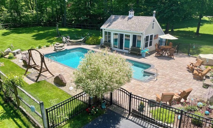 Seabrook Appartement | Fabulous Get Away for Adults w/beautiful pool & yard