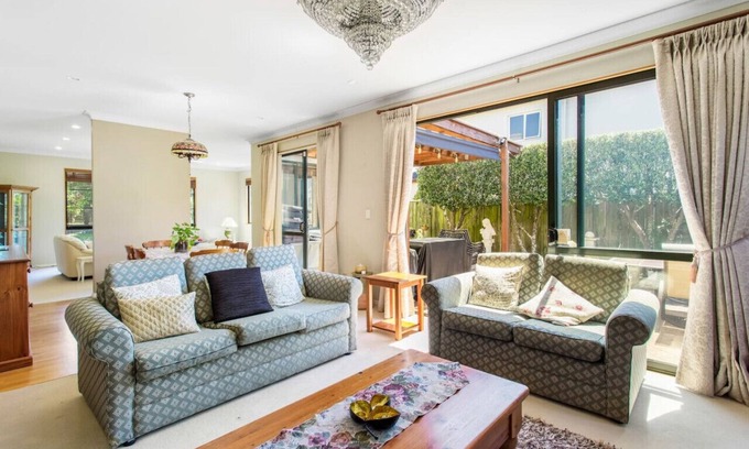 Auckland Maison | Northpark Getaway with patio area