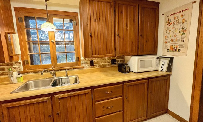 Waupaca Cabine | Northwoods Cabin on private lake. Across the street from Waupaca Chain 'O Lakes.