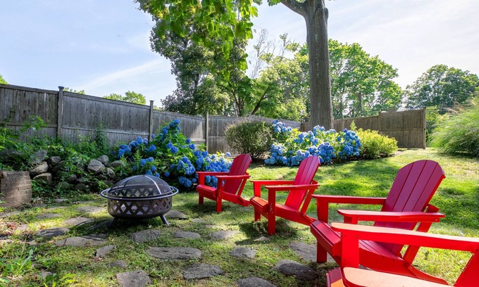 Norwalk Maison | Norwalk/Westport Border, Near Beach, w/Fire Pit, 60 Min to NYC