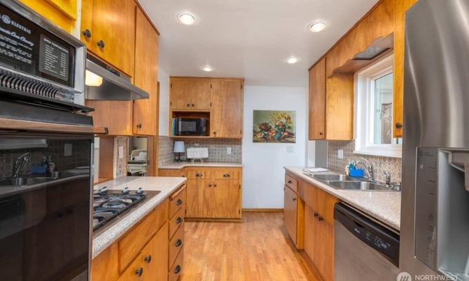 Covington Maison | Nostalgic Retro Seattle Lake House with King Suite; private dock & lake access