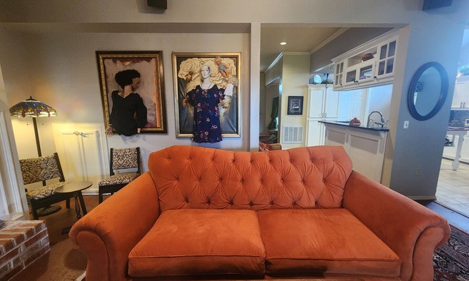 Oklahoma City Maison | Nostalgic Y2K themed rental 🏡 5 bed 🛏 2 full bath 🛁 large seating areas 🛋
